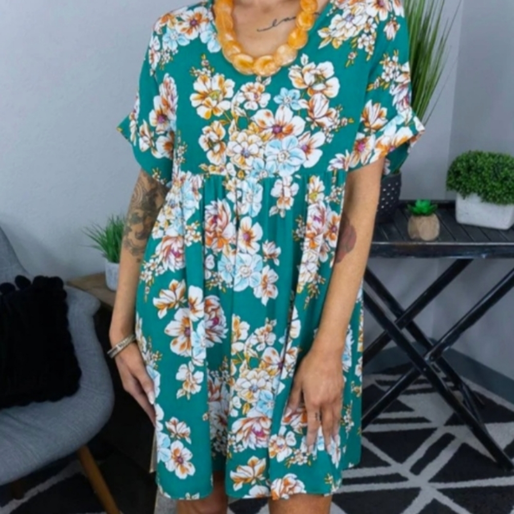 FLOWY KNEE LENGTH LIGHTWEIGHT FLORAL PRINT DRESS
